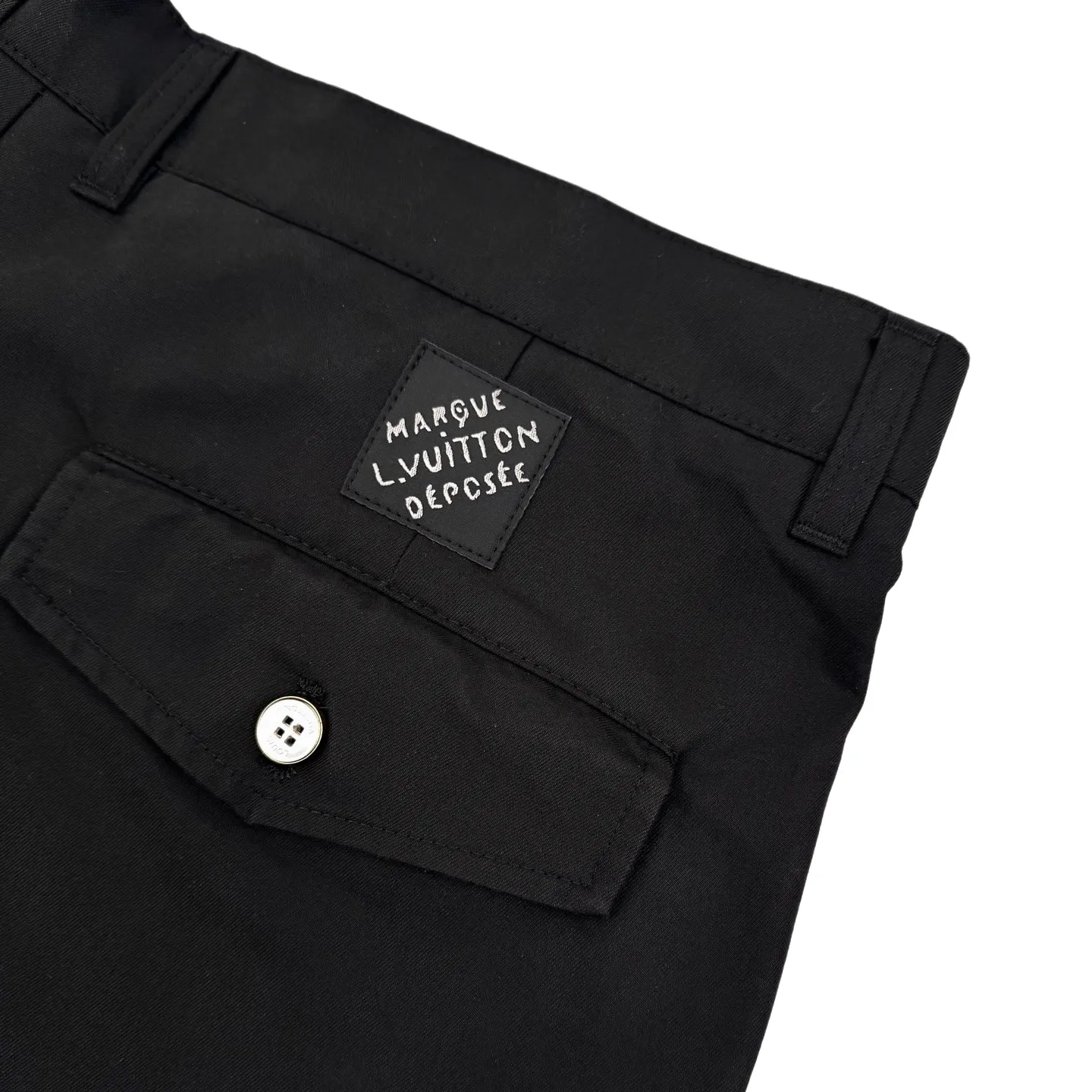 🅿️500 1v Pocket logo embroidered work trousers (black) Original purchase and development of 11,300, the fabric is made of customized soft light silk sateen, soft to the touch, comfortable and close to the skin. Dressed in pure black, it outlines the calm style of modern men. The ultimate sense of purity. Use the flip work pocket as the canvas to reconstruct a pragmatic sense of ritual. LV logo embroidery is embellished on it, like a secret medal. Leather patches are used as the finishing touch above the back pockets. It implies that there is no need to show off, because it is luxury in itself, a low-key declaration of power. The workwear gene is infused with luxury DNA. It unlocks thousands of fashion codes and adopts imported machine embroidery technology. It uses advanced computer control systems and precision mechanical parts to realize the Louis Vuitton embroidery logo operation. High precision. The lines are smooth and delicate. The template machine opens the bag. The preset template guides the position, shape and size of the bag. The accuracy ensures the quality of the bag opening effect. The soft light washing process uses specific chemical and logistics processing to give the fabric surface a soft luster. It adds a bit of gentleness. Size:48-50-52-54